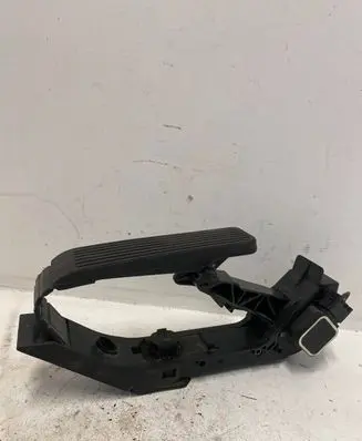 Mercedes-Benz C W203 Accelerator throttle pedal A2033000504