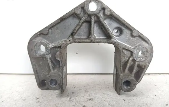 Volkswagen Polo III 6N 6N2 6NF Engine mounting bracket 6N0199565C