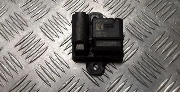 Mercedes-Benz E W212 Glow plug pre-heat relay A6519000900 0522120204