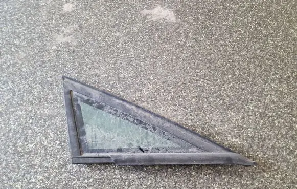 Seat Leon (1P) Front door vent window glass four-door 