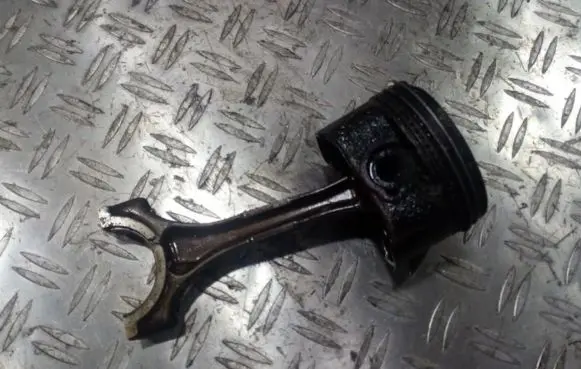 Toyota Avensis T220 Piston with connecting rod
