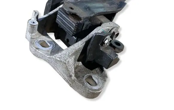 Mazda CX-3 Engine mount bracket D10G39081