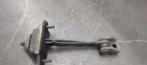 Ford Mondeo Mk III Rear door check strap stopper