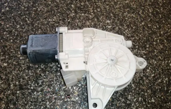 Mercedes-Benz E W212 Front door window regulator motor A2048200142