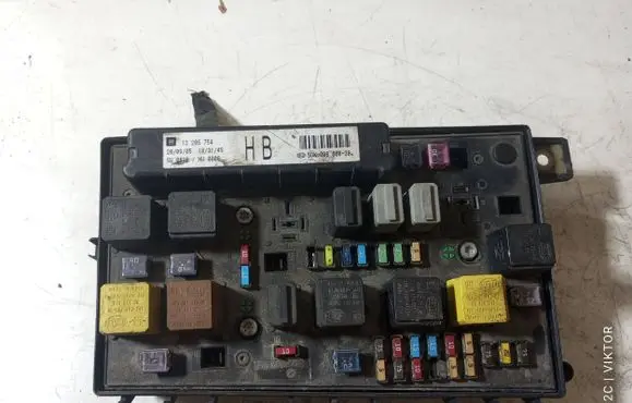 Opel Zafira B Fuse module 13206754