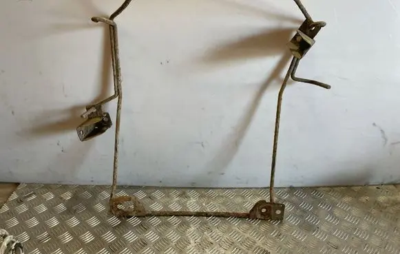 Opel Vivaro Spare wheel mounting bracket 