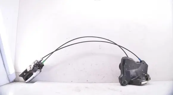 Toyota Avensis T250 Front door lock A046693