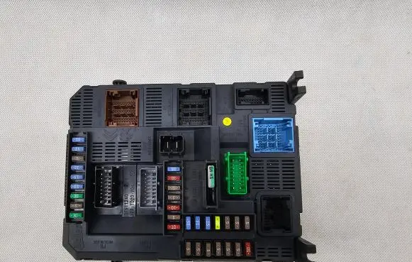 Peugeot 208 Fuse module 9678355880