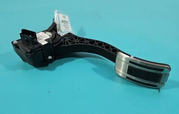 Accelerator throttle pedal