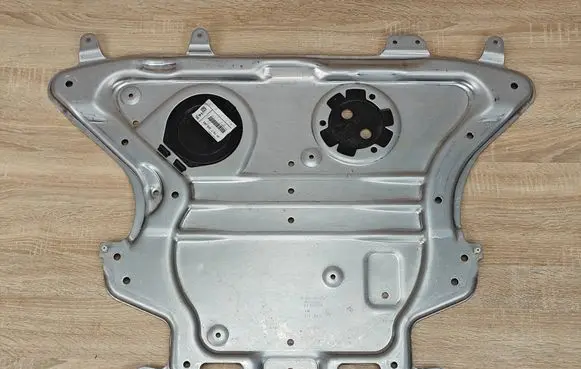 BMW 5 G30 G31 G38 Engine splash shield/under tray 6887546
