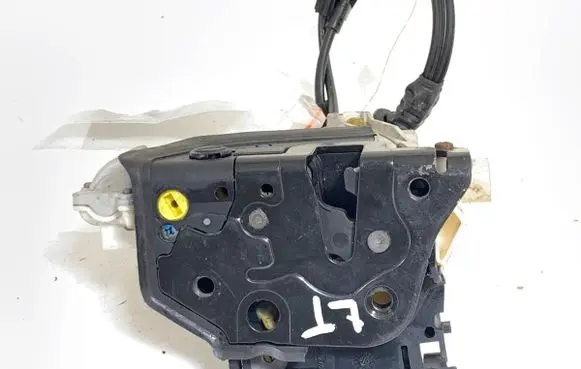Volkswagen PASSAT B6 Rear door lock 3C4839015A
