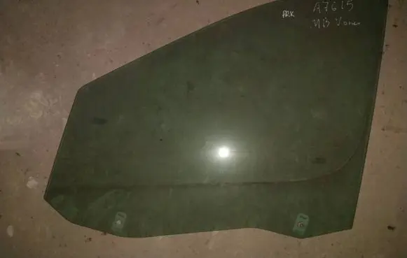 Mercedes-Benz Vaneo W414 Front door window glass four-door