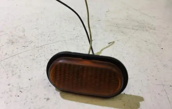Front fender indicator light