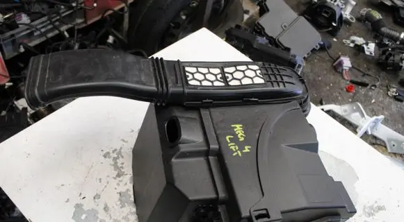 Renault Megane IV Battery box tray 