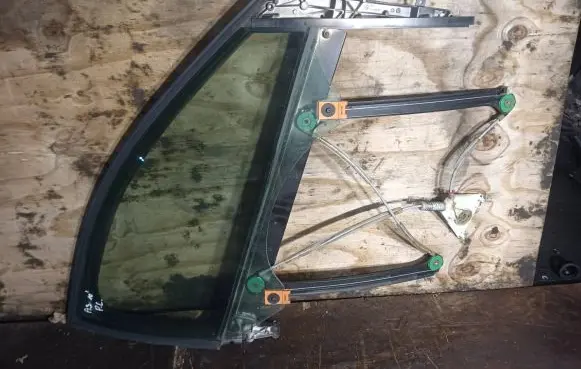 Audi A3 S3 8P Front door window/glass frame 8P4837630