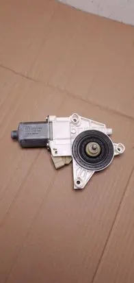 Mercedes-Benz ML W164 Front door window regulator motor 0130822272