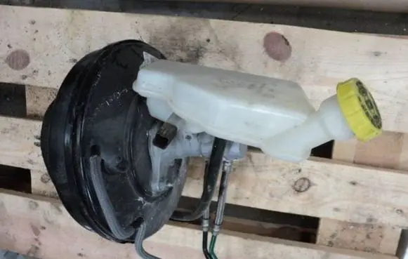 Peugeot 207 Brake booster 9682338580