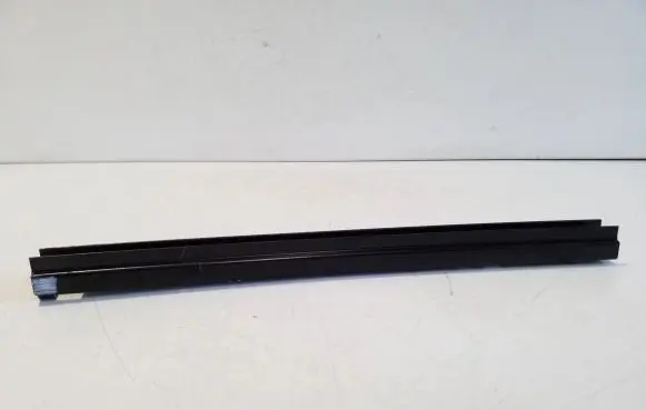 Nissan X-Trail T32 Rear door windshield rail 4CLR