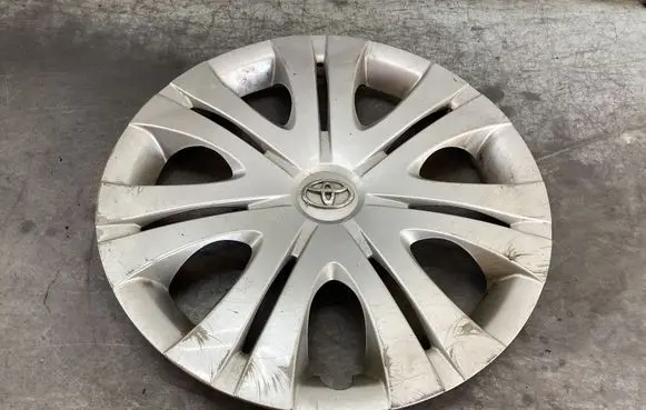 Toyota Corolla Verso AR10 R16 wheel hub/cap/trim PA66MD15 4260202320 65861A0
