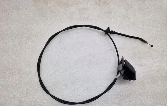 Suzuki Grand Vitara II Engine bonnet (hood) release handle