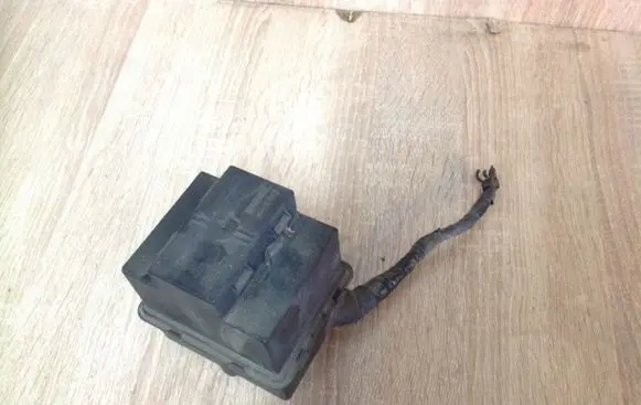 Volkswagen Golf V Fuse module 1K0937311B