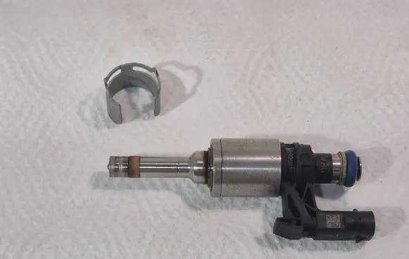 Volkswagen Golf VII Fuel injector 04E906036E 026500132