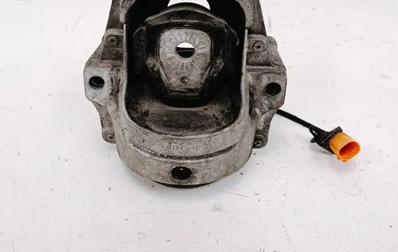 Engine mount bracket