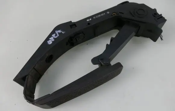 Mercedes-Benz S W220 Accelerator throttle pedal A2203000104