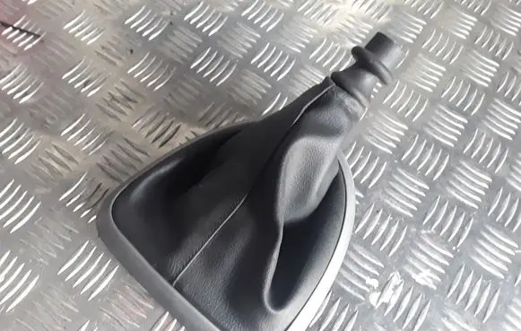 Nissan Qashqai Gear shifter surround trim plastic 13770A77