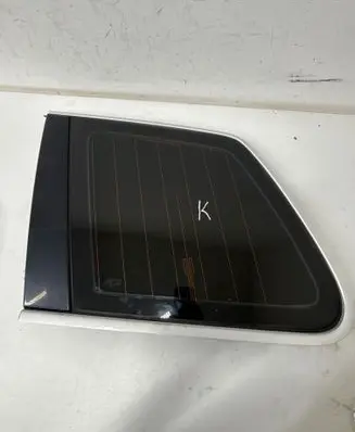Volkswagen Touareg I Rear side window E000190