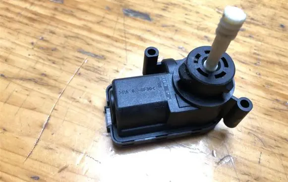 Headlight level adjustment motor
