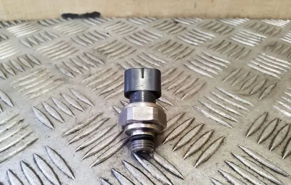Toyota Avensis T250 Oil pressure sensor 8944851010