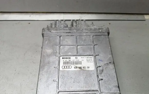 Audi A4 S4 B5 8D Engine control unit/module 028906021GM 0281001657