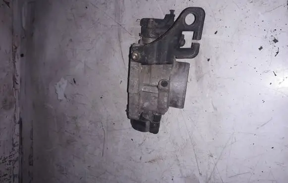 Volkswagen PASSAT B4 Throttle body valve 