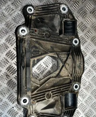 Volvo XC70 Rear differential/diff mount bracket 30639931