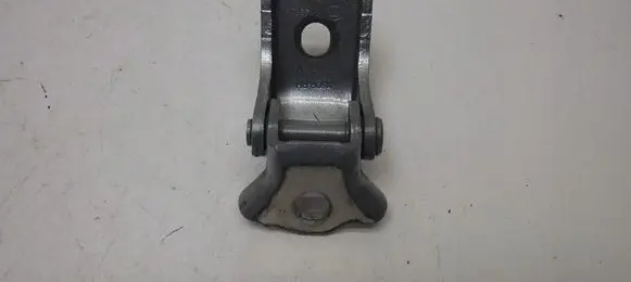 Renault Clio V Rear door lower hinge 112
