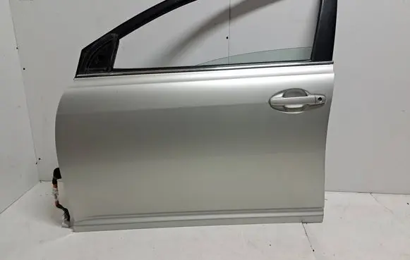 Toyota Avensis T250 Front door 