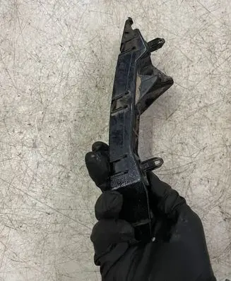 Front bumper mounting bracket
