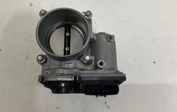 Mazda 3 III Throttle body valve PE0113640B