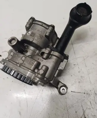 Volkswagen PASSAT B7 Oil pump 04L145208K CLH