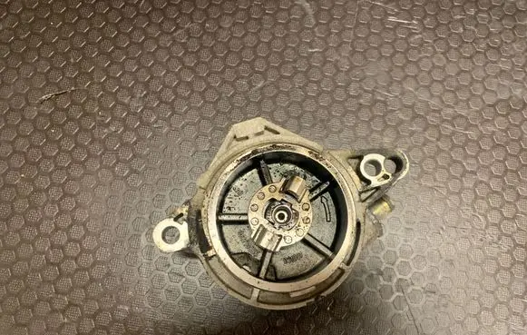 BMW 5 E39 Vacuum pump 96110885