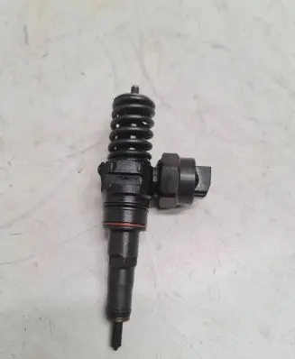 Volkswagen PASSAT B5.5 Fuel injector 038130073AA