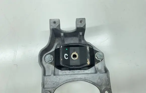 Nissan Note (E12) Gearbox mounting bracket