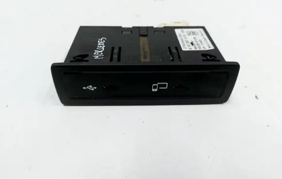 Mercedes-Benz C AMG W205 USB socket connector A1678201302