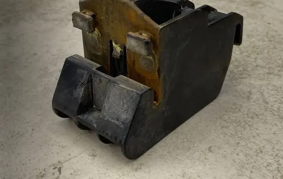 Nissan Pathfinder R51 Headlight/headlamp mounting bracket 