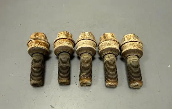Volkswagen Transporter - Caravelle T5 Nuts/bolts 
