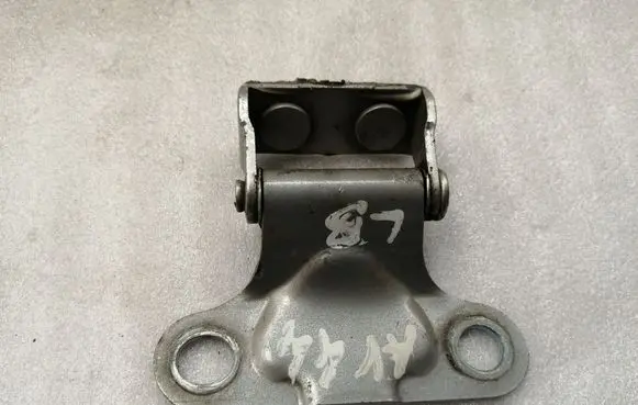 Toyota Avensis T250 Tailgate/trunk/boot hinge 6881005020