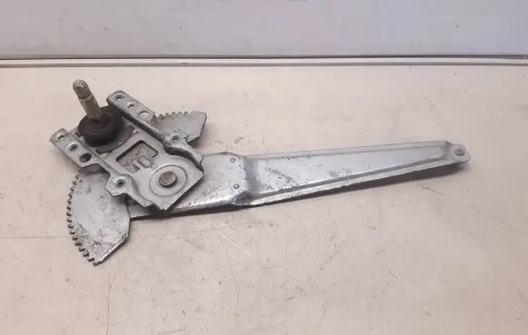 Rear door manual window regulator