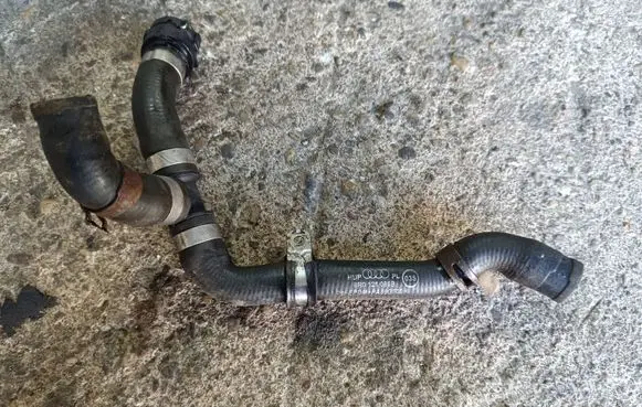Audi Q5 SQ5 Engine coolant pipe/hose 8R0121086B
