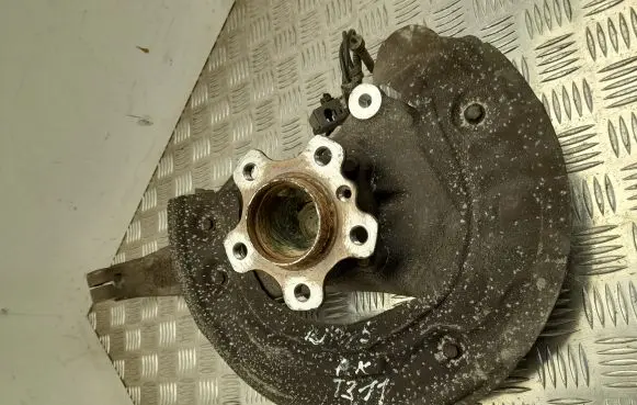 BMW 5 G30 G31 Front wheel hub 311